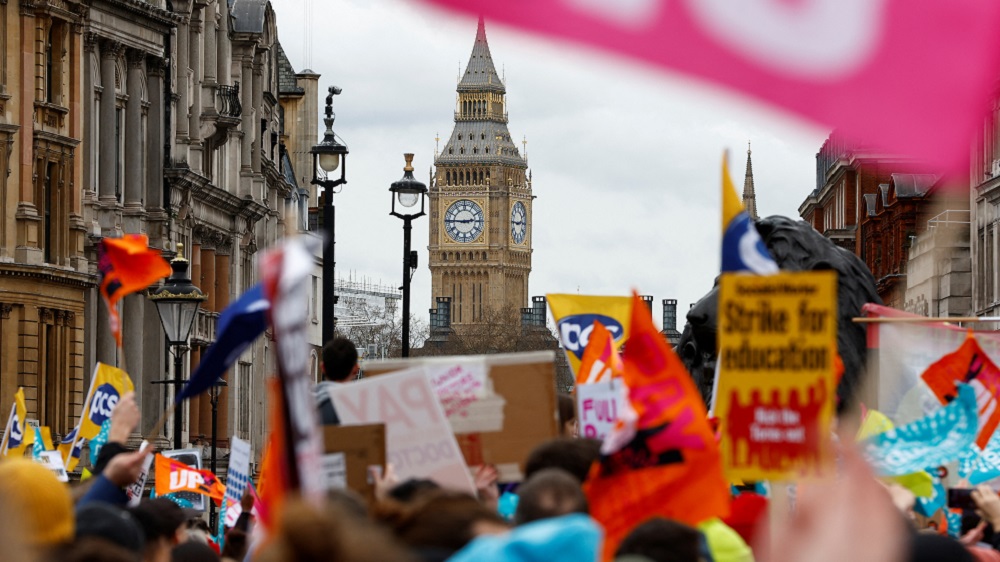 Grevat tkurrin ekonomine britanike, por vendi nuk rrezikon recesion